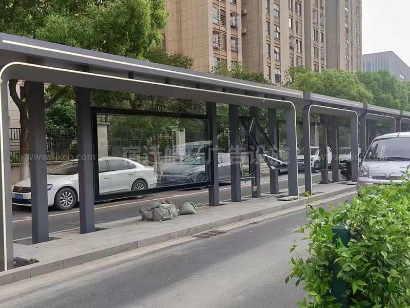 城市公交候車亭廠家現(xiàn)場(chǎng)安裝案例